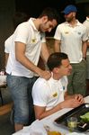 Bundi`s lädierte Schulter bekommt eine Massage von Teamkollege Croce