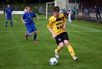 Züst versucht den Ball vor Vassanelli zu verteidigen