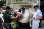 Ferdy Muheim und seine Crew bereiten das feine Risotto zu